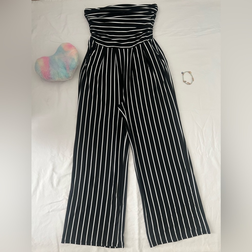 I'm selling it because I've never used it. Its color is black with white stripes